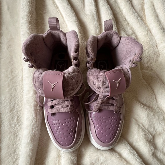Women’s Air Jordan 1’s Acclimate - Picture 3 of 6